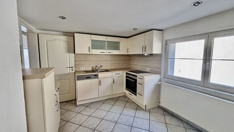 Charming 4-room family home with fitted kitchen and parking in Hofheim